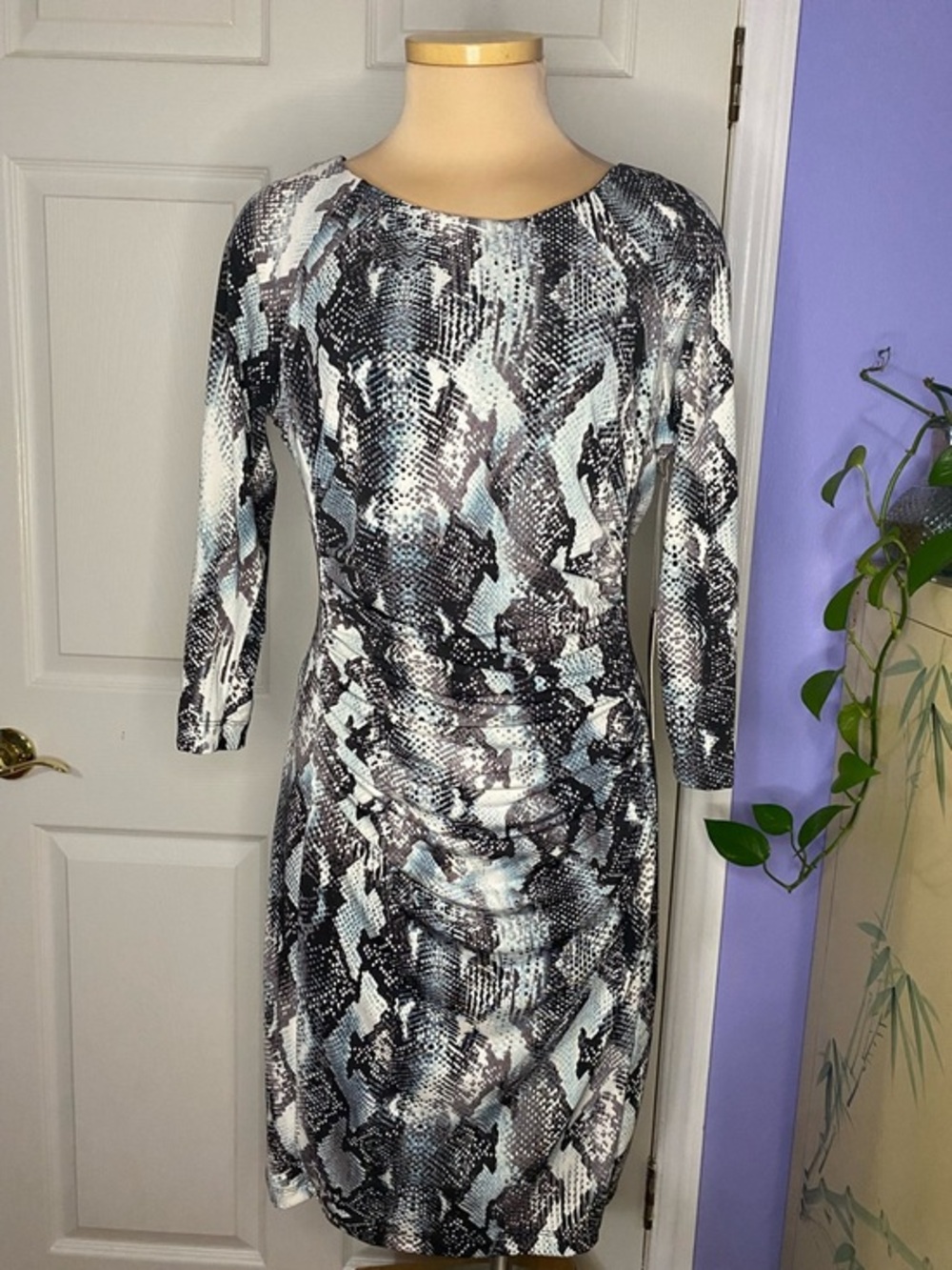 Jennifer Lopez Black, White and Blue Snake-Print Sheath Dress Size M